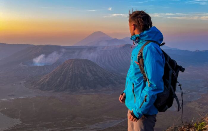 Amanecer-monte-bromo-nubes-sol-naranja-azul-persona-volcan