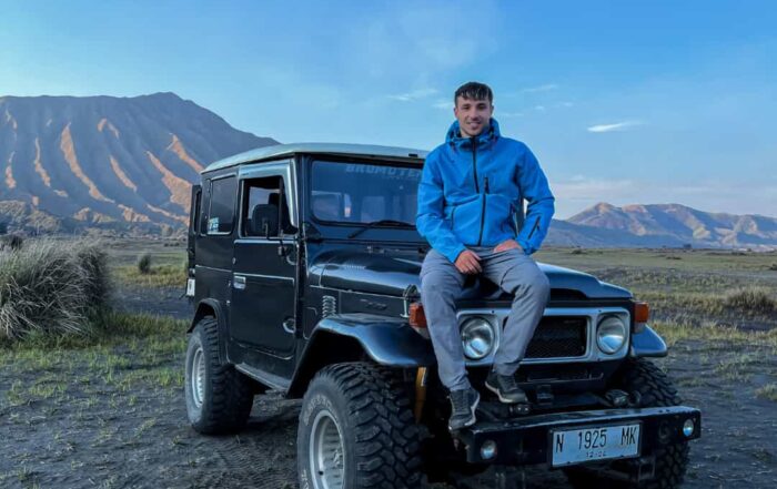 Persona-subida-capo-Jeep-mar de arena-monte-bromo