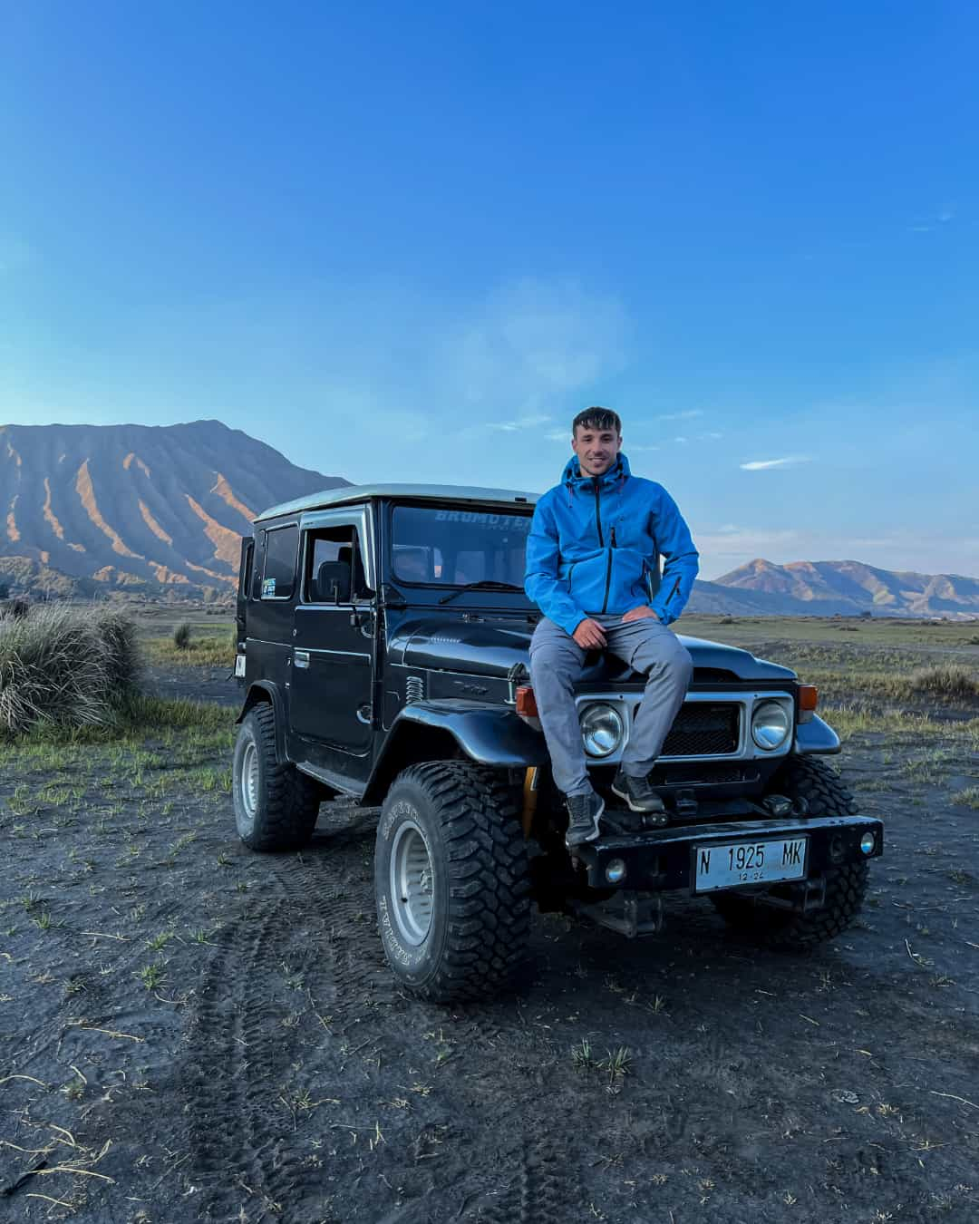 Persona-subida-capo-Jeep-mar de arena-monte-bromo